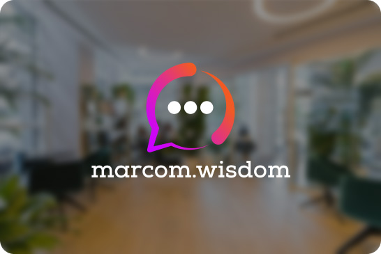 marcom.wisdom logo met kantoorachtergrond