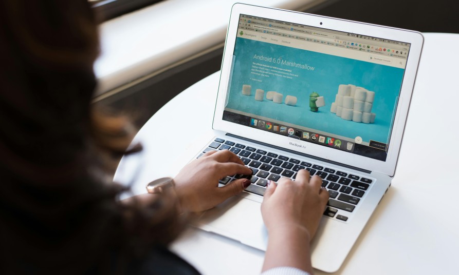 Persoon werkt op laptop met geopende website