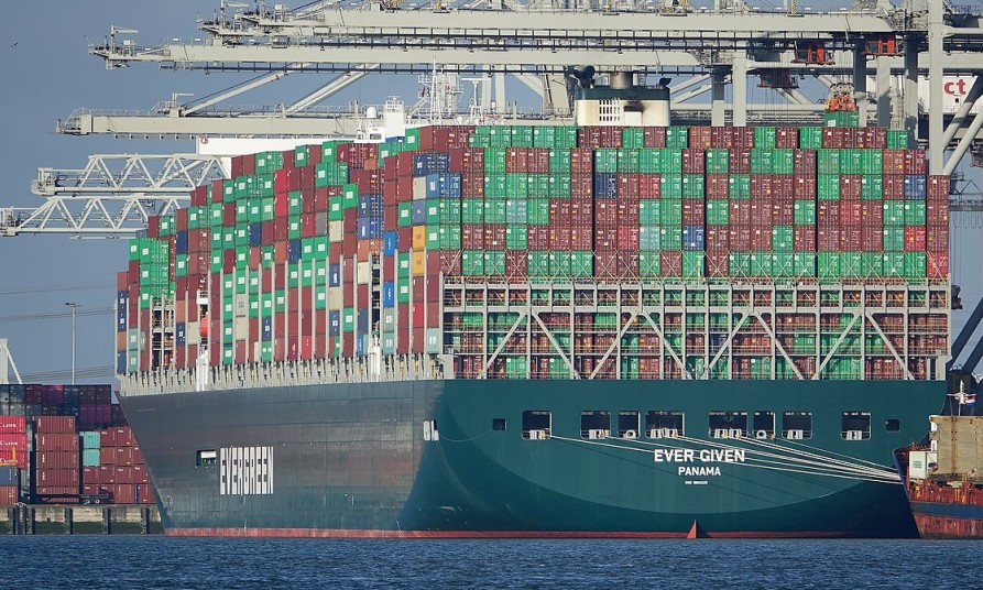 Foto van Ever Given containerschip, terwijl deze aan de kade ligt vol containers